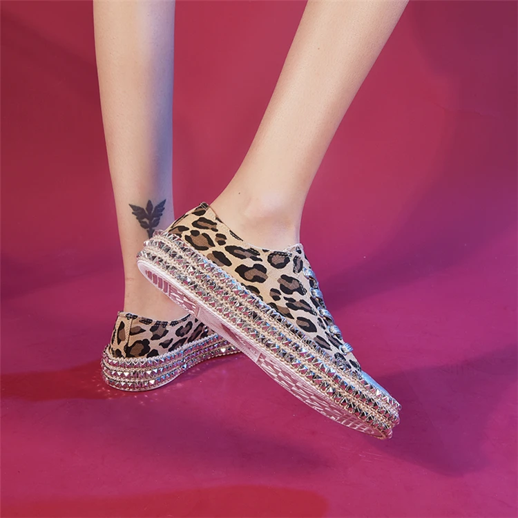 Женские осенние кроссовки; Женская парусиновая пикантная леопардовая обувь на шнуровке с заклепками; модная удобная элегантная женская обувь на плоской подошве; Лидер продаж