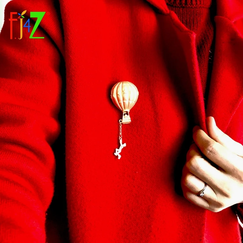 

F.J4Z New Hot-air Balloon Brooch for Women Golden Alloy Human Figure Charms Pins Female Accessories for Scarf Dropship