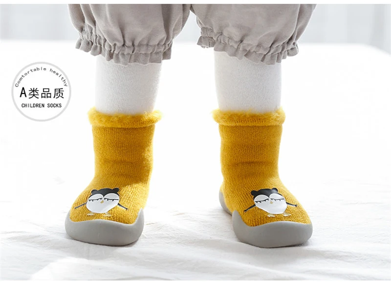 Обувь для малышей для маленьких девочек обувь первый шаг для маленьких мальчиков ходунки Домашние тапочки зимние теплые носки для обуви с резиновой подошвой; мягкая обувь;