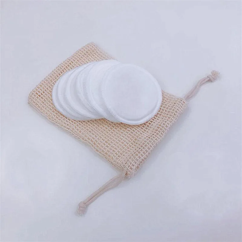 Disques démaquillants réutilisables en microfibre dans un filet de lavage, prêts à être nettoyés.