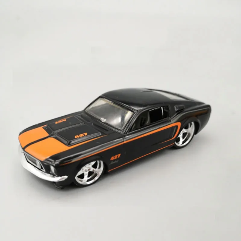 Модель спортивного автомобиля из металлического сплава в масштабе 1/43