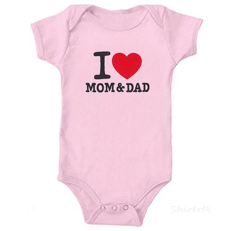 Хлопковая одежда для малышей г. Комбинезон с короткими рукавами и надписью «I Love Mom And Dad» для новорожденных, детский хлопковый комбинезон с треугольными чашечками - Цвет: Розовый