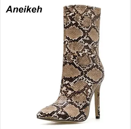 Brown-serpentine Aneikeh/ г. Женские ботинки из PU искусственной кожи в римском стиле обувь на молнии с острым носком и змеиным узором Свадебные танцевальные сапоги до середины икры коричневый цвет, размеры 35-42 - Цвет: Brown-serpentine