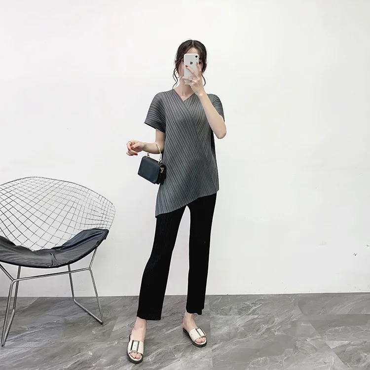 Miyake плиссированная футболка модная Новая летняя футболка с коротким рукавом топы с v-образным вырезом повседневные Асимметричные женские рубашки размера плюс