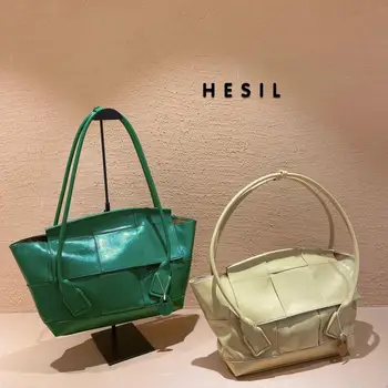 

New European and American fashion trend high sense atmosphere wing woven bag armpit bag large capacity shoulder bag women's hand
