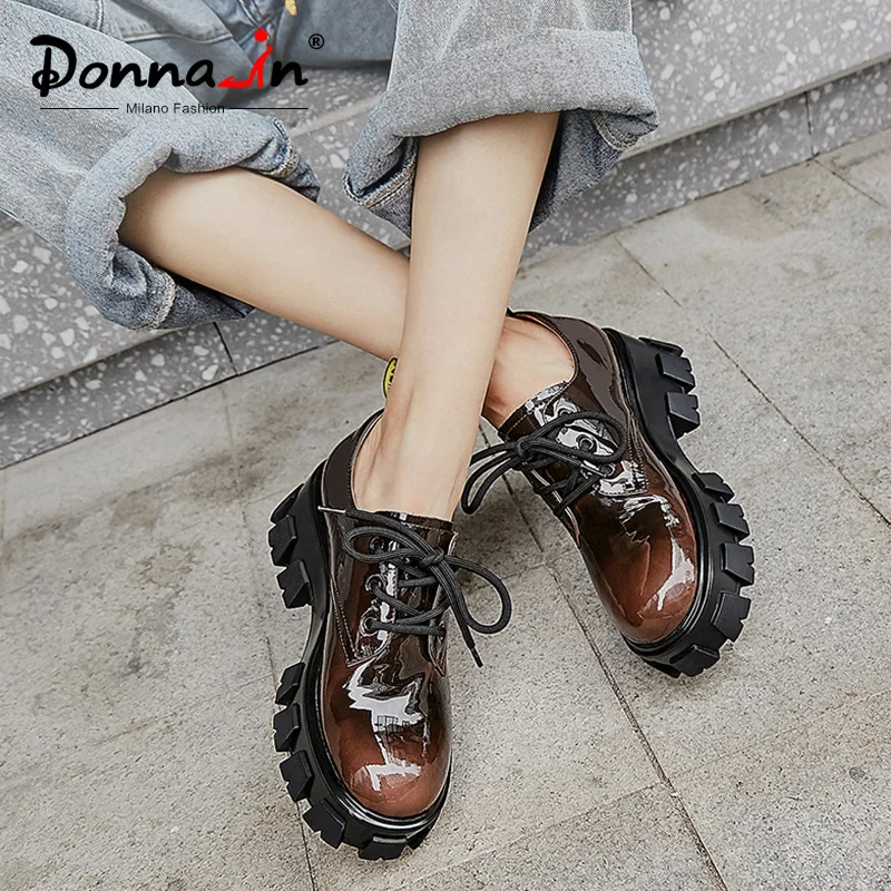 Donna-in/повседневная женская обувь на высокой платформе на плоской подошве; коллекция года; модная весенняя женская обувь из лакированной кожи с круглым носком и перекрестной шнуровкой