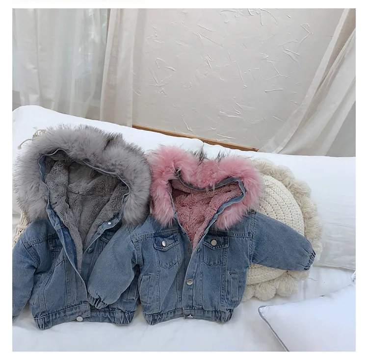 Модные зимние вельветовые хлопковые пальто для девочек детские джинсовые куртки с капюшоном и меховым воротником утепленная верхняя одежда для малышей Топы, От 1 до 8 лет, W1110