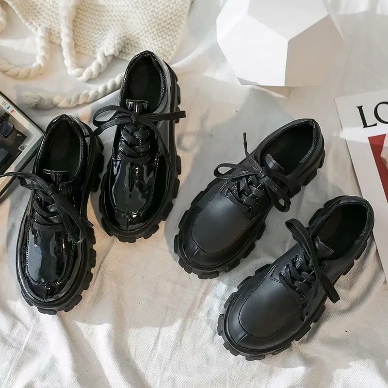 Zapatos de cuero pequeños de estilo británico para mujer, aumento del 2020, nuevo estilo universitario de otoño rebelde, fondo grueso, zapatos de pastel de esponja