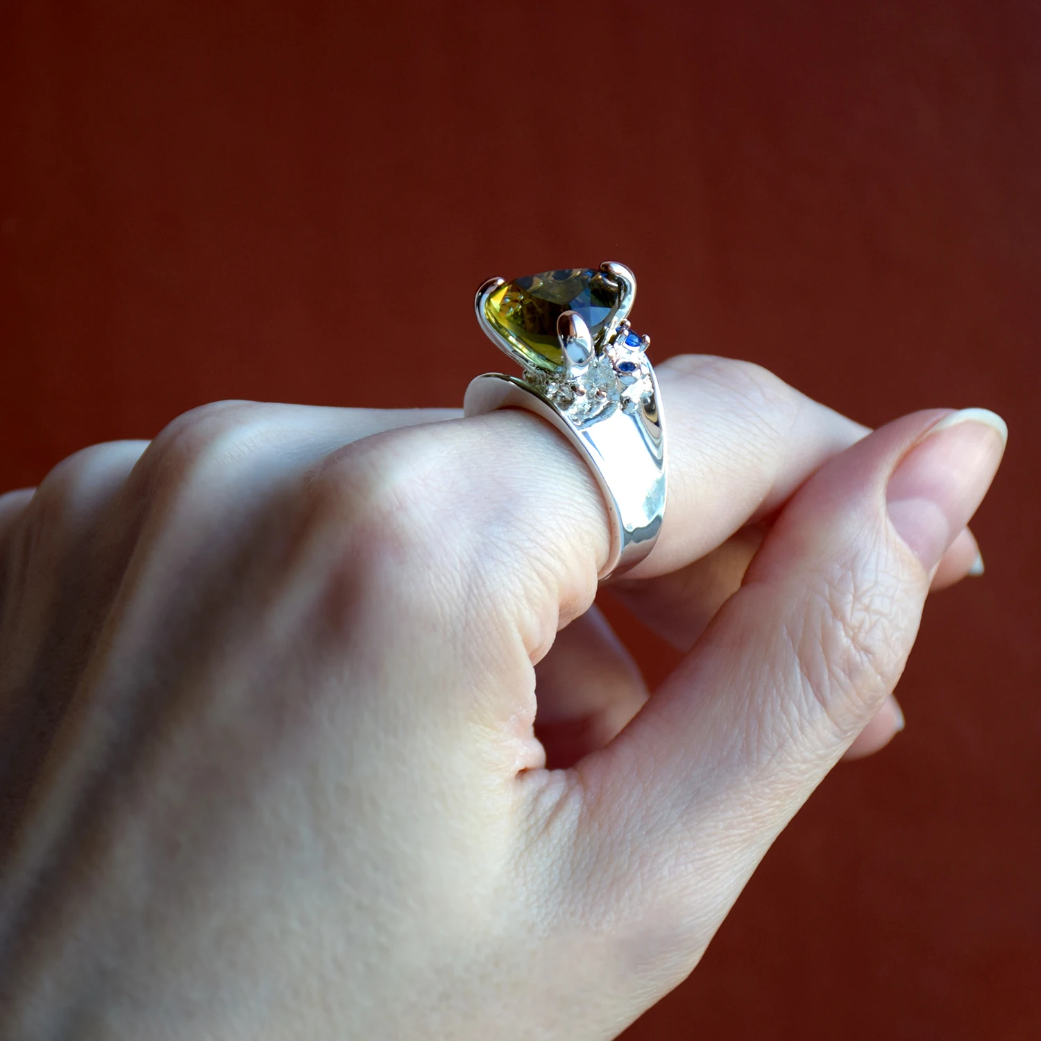 Новейший дизайн, большой треугольник, Lt Зеленый оливин, циркониевое кольцо, посеребренные ювелирные изделия, кольца на палец для женщин, красивые ювелирные изделия