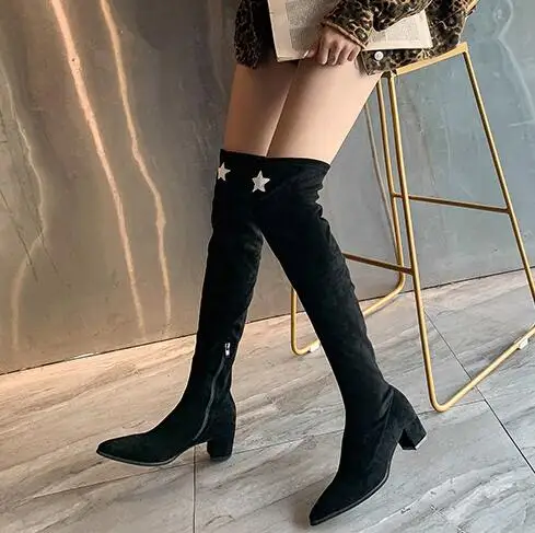 Черные Сапоги выше колена для верховой езды; трендовые Ботинки Челси с острым носком на не сужающемся книзу массивном каблуке с боковой молнией; зимняя теплая женская обувь - Цвет: Черный
