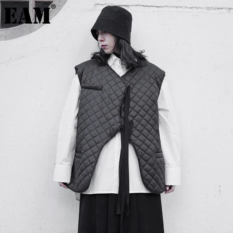 [EAM] Women Loose Fit Black Cotton-padded Big Size Warm Vest New V-collar Sleeveless Fashion Tide Spring Autumn 2022 1DE5805 | Женская