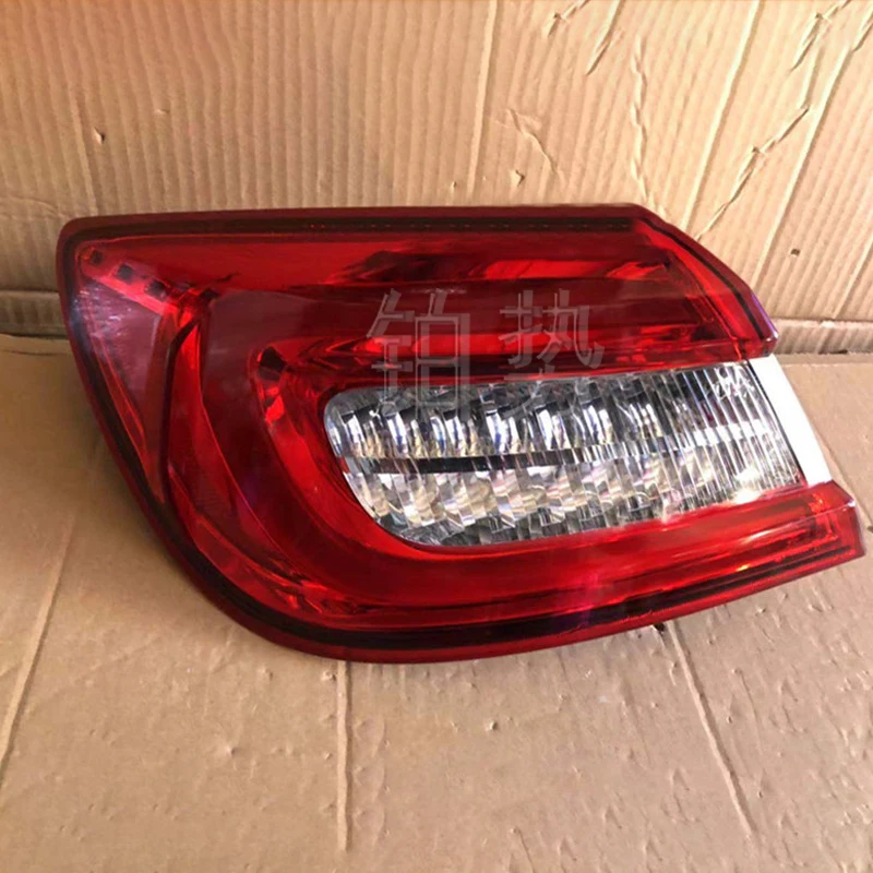 

Rear lights Mas era tiQ uat tro por te Reversing lights Brake lights Turn lights Anti-collision tail lights Active tail lights
