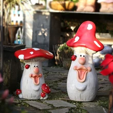 Красная божья коровка остается на лице улыбающегося г-на грибной орнамент скульптура открытый сад ландшафтный для внутреннего двора домашний декор ремесла