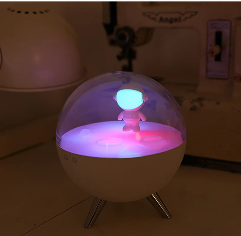 

Guardian LED Night Light USB Charging Cartoon IInterstellar Cosmonaut Table Decorative Lights Baby Night lights Christmas Gifts