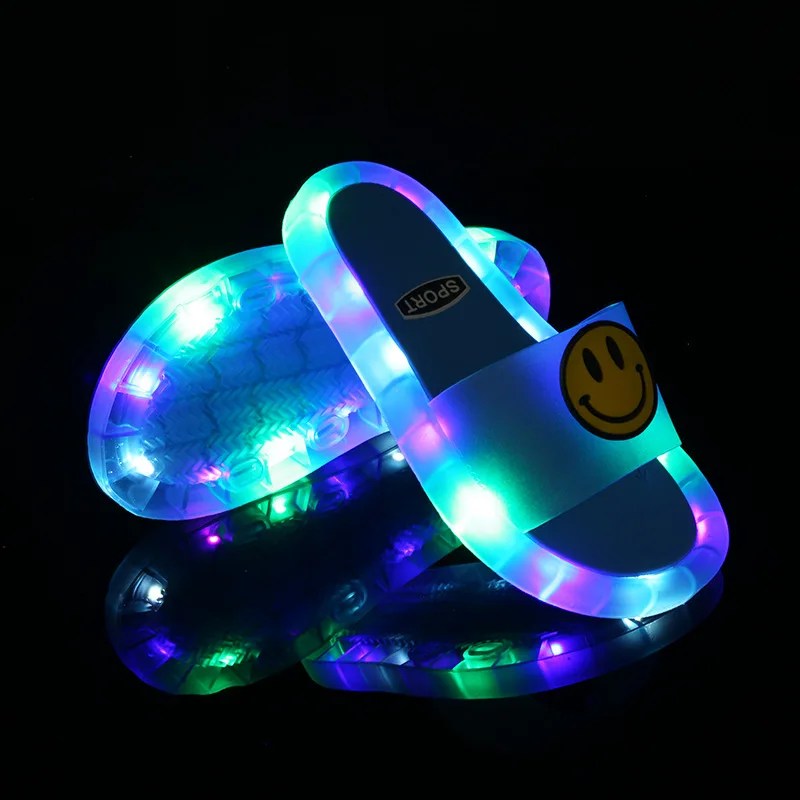 Enfants LED pantoufle gelée lumineuse été filles pantoufles PVC dessin animé sourire plage sandales enfants maison salle de bain 2020 chaussures