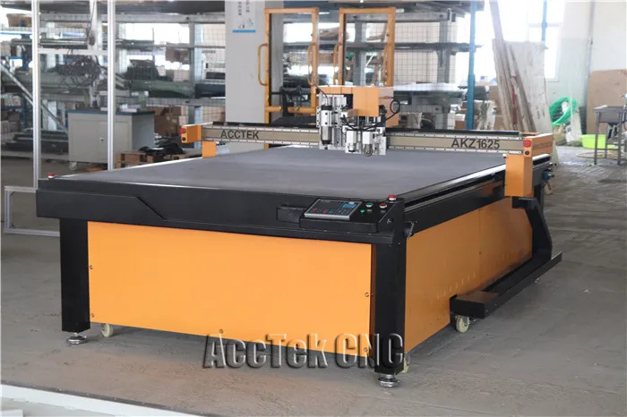 Вязаный материал CNC Осциллирующий нож для резки 1,6*2,5 метров с роликом давления