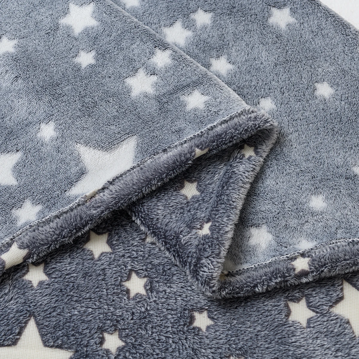 Glow in The Dark Throw Blanket Galaxy Stars Pattern Flannel Fleece Blanket Soft Warm Fuzzy Plush Blanket Kids Christmas Decor