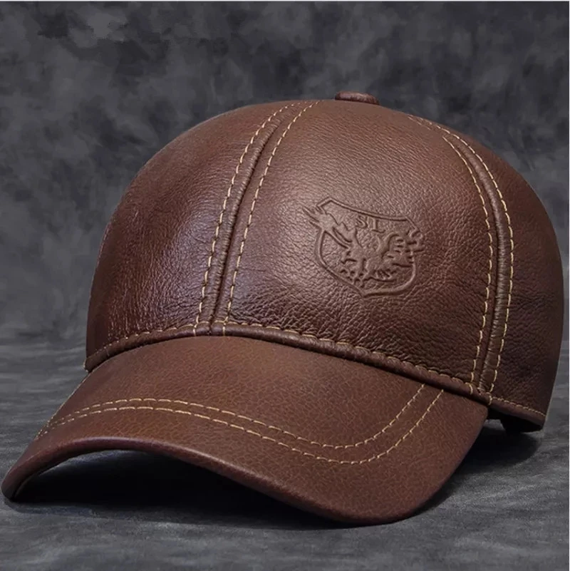 casquette de baseball en cuir marron avec blason aigle gravé sur le cuir et coutures apparentes