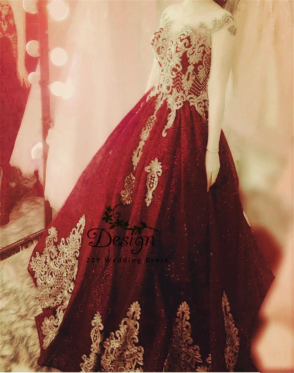 

Burgundy Sapghetti Straps Gold Appliques Beading Flowers Ball Gown Quinceanera Dresses Girl's Pageant Dress Formal Party 2019