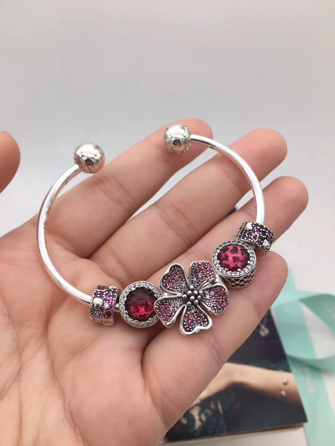 

Keris Store High Quality 1:1 100%925 Sterling Silver Charm Red Flower Beaded Open Bracelet Free Shipping
