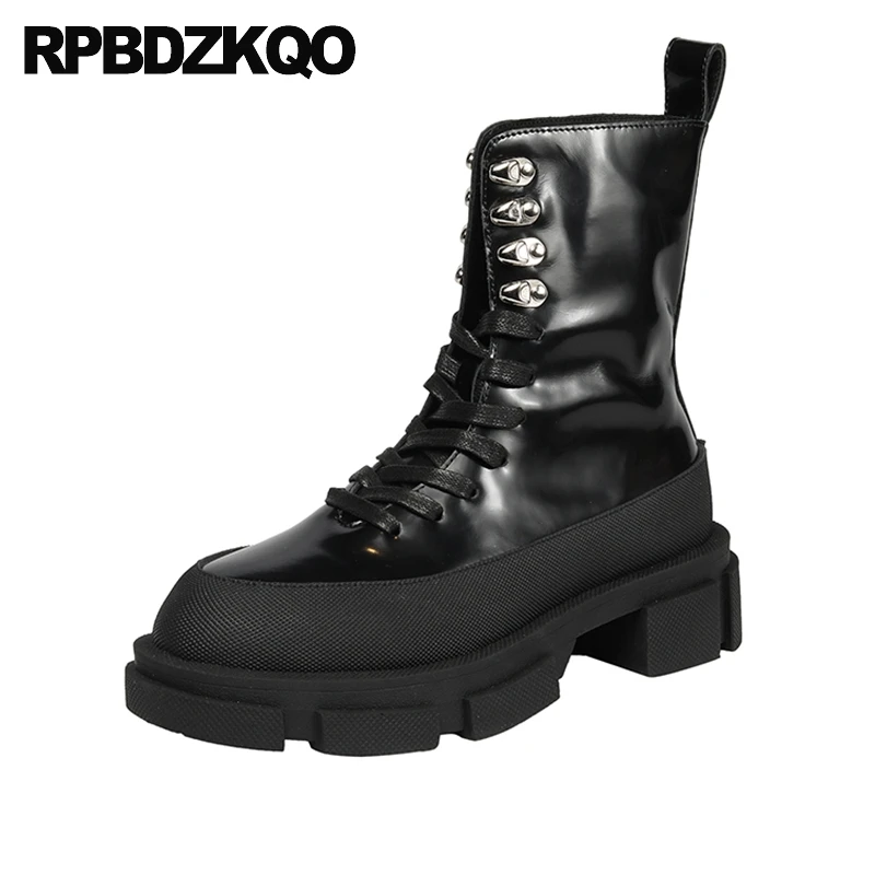Армейские брендовые ботинки на шнуровке; женские ботильоны из натуральной кожи на платформе и металлическом каблуке; черные лакированные ботинки на не сужающемся книзу массивном каблуке в стиле милитари
