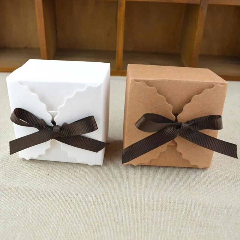 

50Pcs/Set White/Kraft Candy Box Retro Chic Wave Kraft Paper Box With Ribbon Gift Packaging Box Party Wedding Decoration