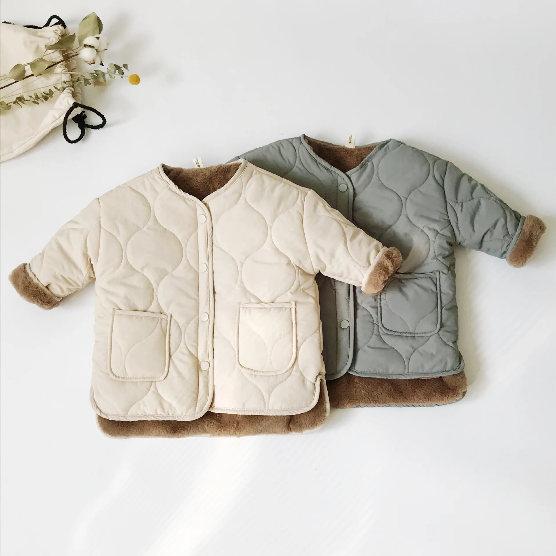 Утепленное пальто в Корейском стиле для девочек и мальчиков, зимняя модная куртка для маленьких девочек, детская одежда, От 2 до 7 лет - Цвет: Бежевый