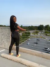 Zesen-Peluca de cabello sintético ondulado con malla frontal para mujer, pelo largo de 26 pulgadas, color negro, fibra resistente al calor, para uso diario, con pelo de bebé