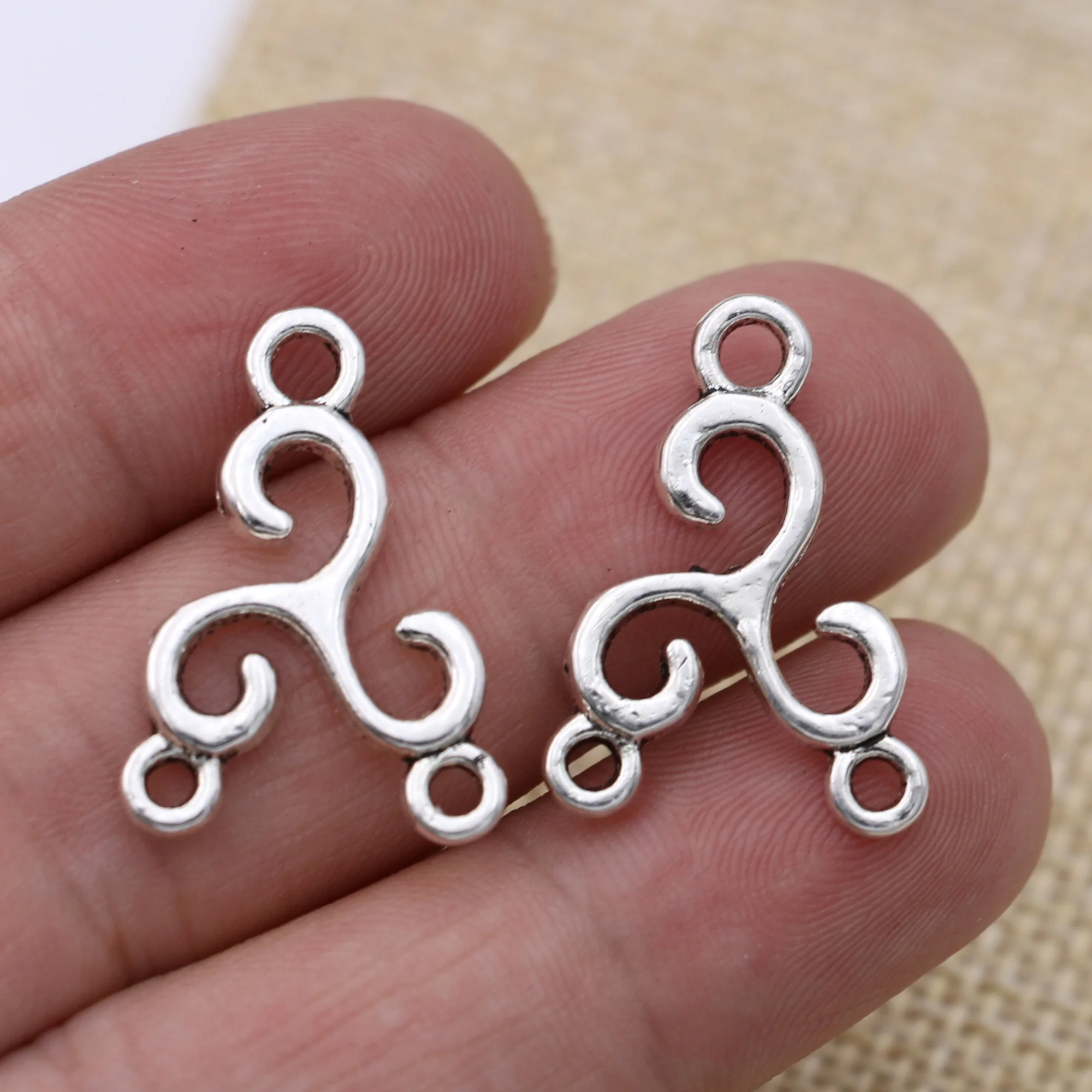 10Pcs  tibetan silver tone 2sided pattern Triquetra  connector H1022