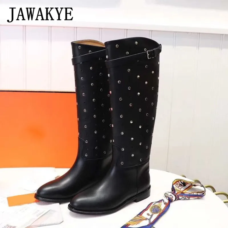 JAWAKYE/высокие сапоги до колена на плоской подошве с шипами; женская зимняя обувь с ремешком и пряжкой; цвет коричневый, черный; женские кожаные рыцарские сапоги для верховой езды