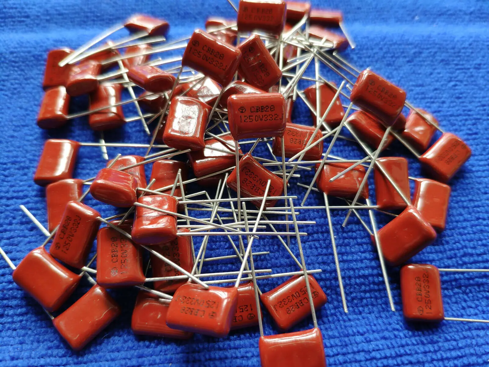 100pcs 332J 1250V В американском стиле, имеется на 50/100 шт CBB Металлизированный пленочный конденсатор с алюминиевой крышкой, 474/153/332/333/562/682/683J 1200/1250/2000V - Цвет: 100pcs 332J 1250V
