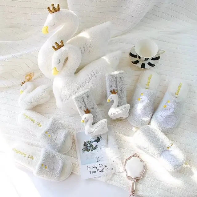 INS New Products Swan Home Series Crown Little Swan Pillow Pendant Tissue Dispenser Decoration Cushion Wholesale