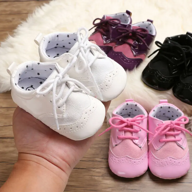 Лидер продаж, для маленьких девочек, детская обувь, Новорожденные детские кожаная мягкая подошва тапочки для малышей; модная женская обувь на шнуровке на нескользящей подошве кровать обувь для малышей