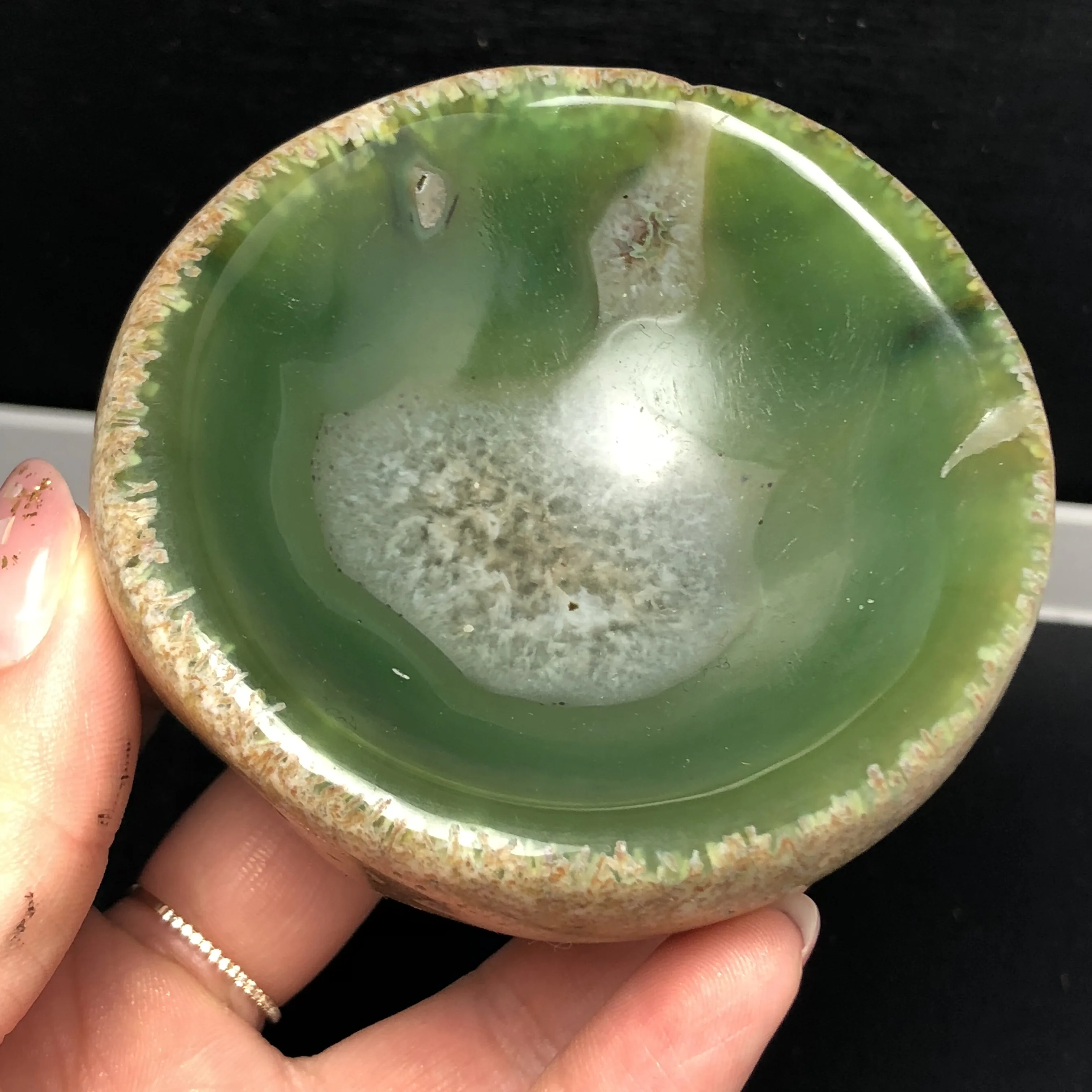

1Pcs Natural Agate Ashtray Gemstone Bowl Jade Chalcedony Irregular Smooth Polished Hand Carved Stone Home Decoration