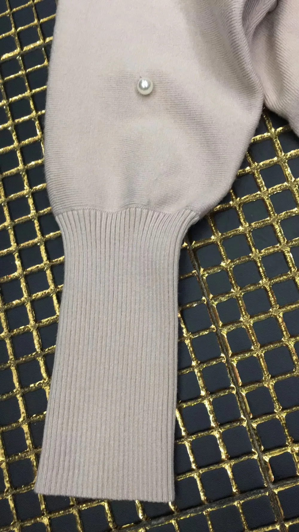 22748