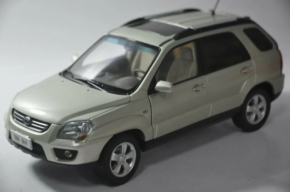 1:18 литая под давлением модель для Kia Sportage R 2008 Золотой внедорожник редкая Игрушечная машина из сплава миниатюрная коллекция подарки