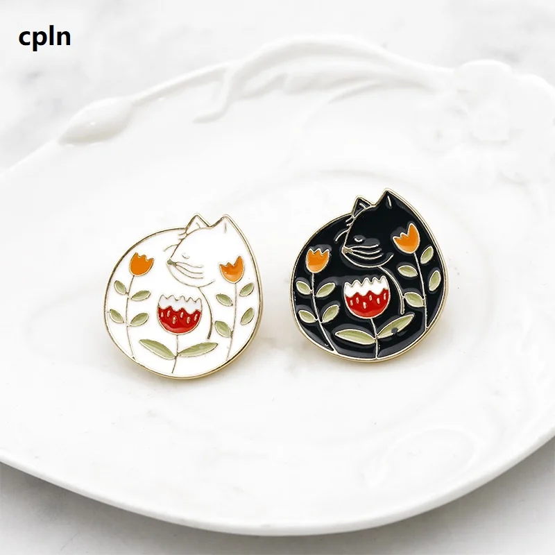 

Black-and-white Yin-Yang Cat Badge Personal Cartoon Meow Lily Brooch