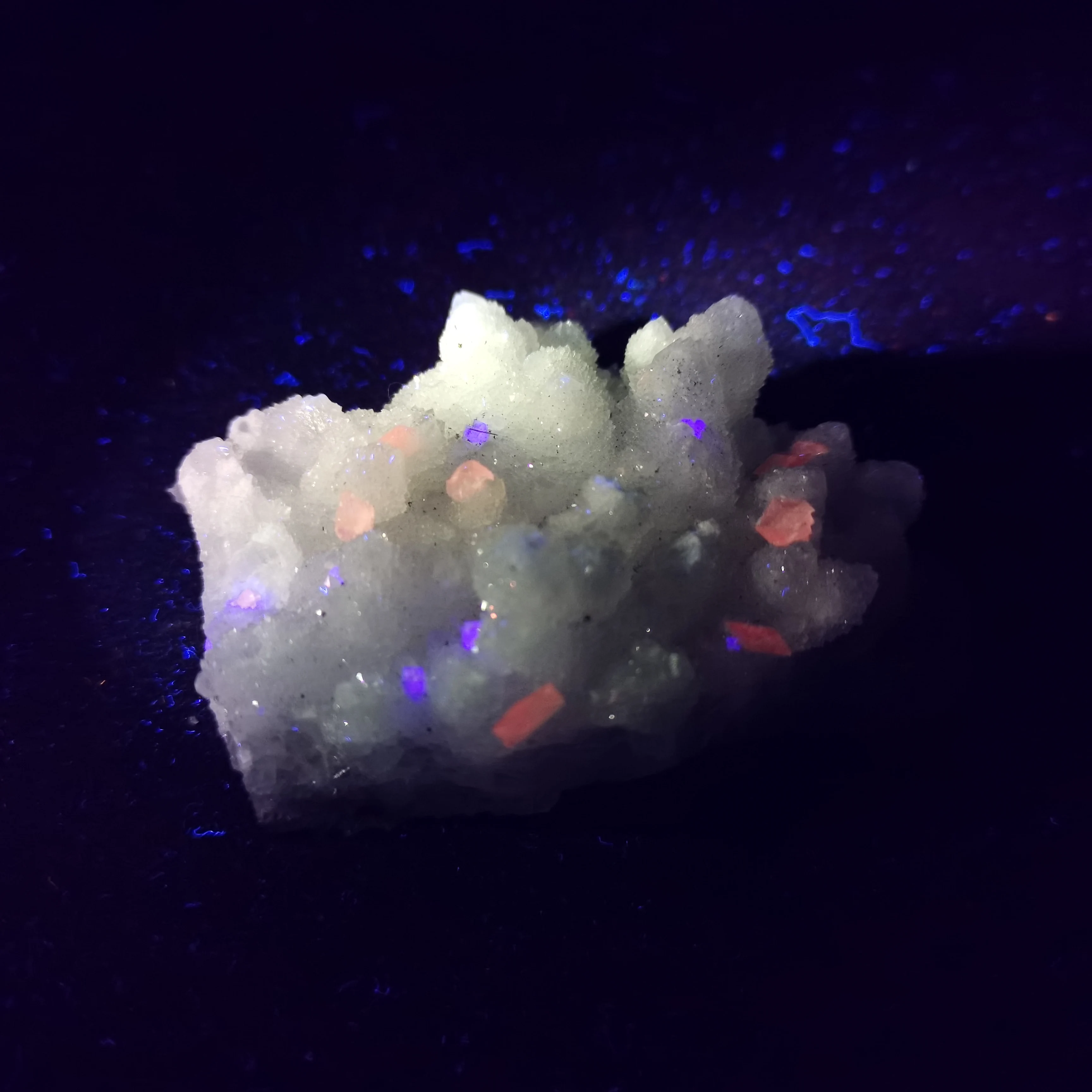 

82.4gNatural crystal, calcite, diorite, paragenesis mineral specimen