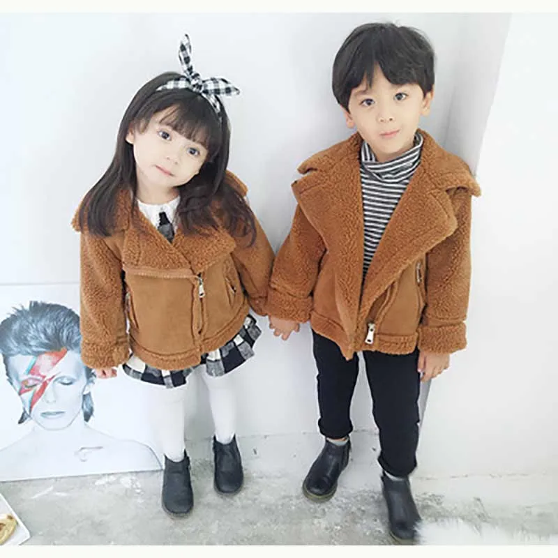 Милая одежда для маленьких мальчиков и девочек куртка из овечьей кожи коллекция года, модная одежда для маленьких мальчиков и девочек, зимняя От 1 до 7 лет с искусственным мехом