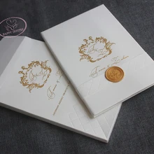 Для некоторых стран HI1157 на заказ элегантная белая твердая обложка Свадебная карта с золотой фольгой поставляется с восковой печатью