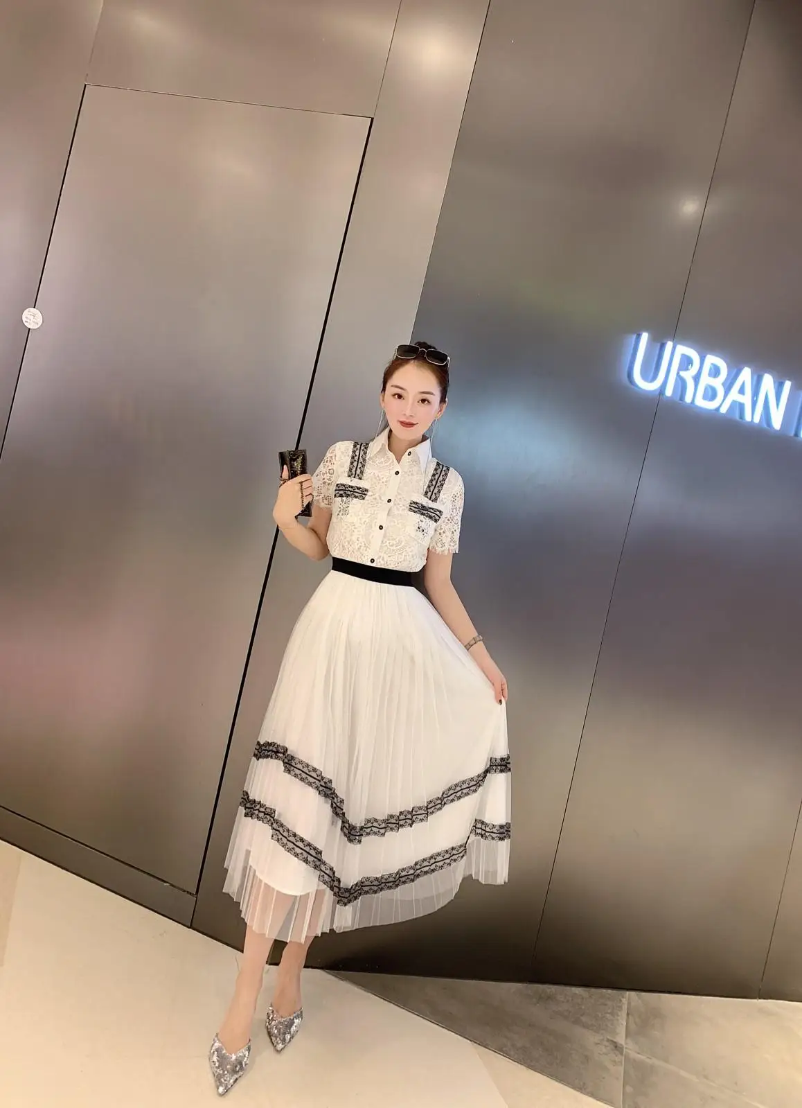 

The new spring and summer 2019 temperament white lace white gauze spell white shirt skirt