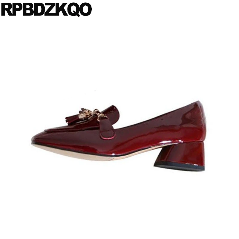 Сандалии на среднем каблуке Цвет красного вина с бахромой 2021 Лакированная кожа