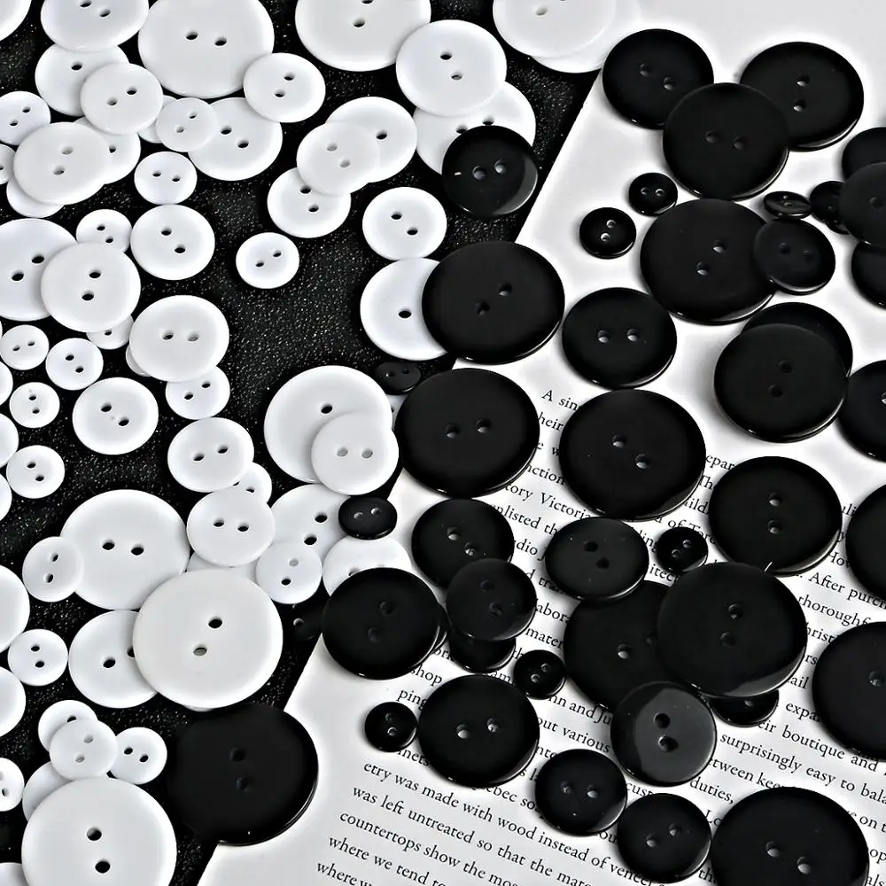 пуговицы белые круглые. много пуговиц. пуговицы бело черные. красивые белые пуговицы. пуговицы бело черные.
