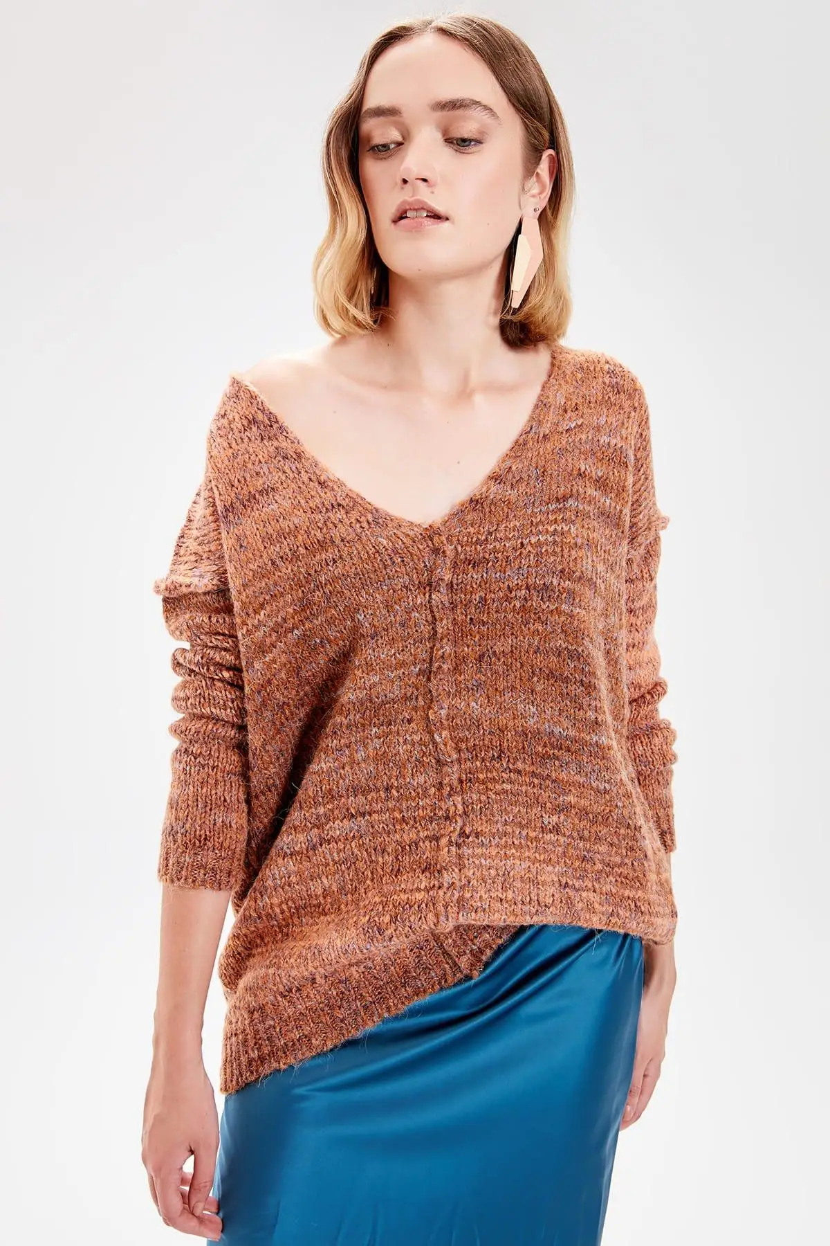 

Trendyol Multicolour Oversize V-Neck Knitwear Sweater TWOAW20KZ0532