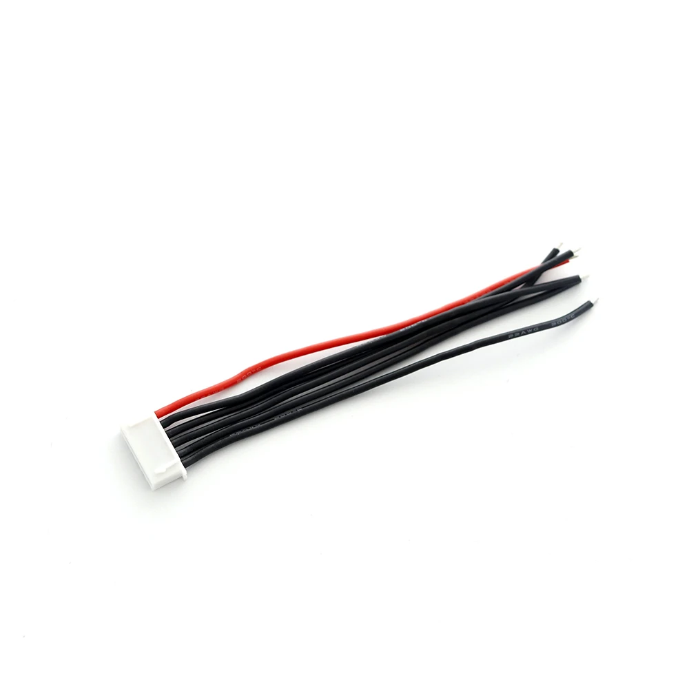 Câbles d'équilibrage LiPo JST-XH 22AWG 100mm connectés à un chargeur multiport 2S-6S, illustration d'utilisation