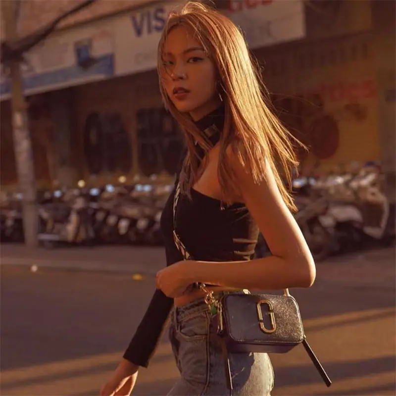 InstaHot/Черная Женская футболка с одним рукавом, с вырезами, в полоску, с боковыми светоотражающими кроп-топами, Осень-зима, пикантная уличная футболка