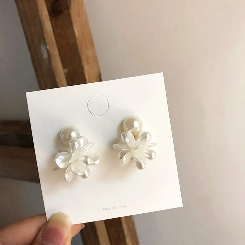 

Korean New Elegant Simulated Pearl Dangle Earrings Classic Temperament Flower Pendant Earrings Fashion Boucle D'oreille Gifts