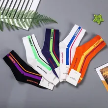 Однотонные носки с буквенным принтом, светящиеся флуоресцентные цветные полосатые осенние корейские повседневные женские хлопковые носки, спортивные дышащие носки