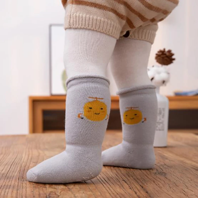 Носки с героями мультфильмов для новорожденных 0-3 лет, зимние Утепленные длинные носки, унисекс, детские Нескользящие зимние теплые носки-тапочки, подарки