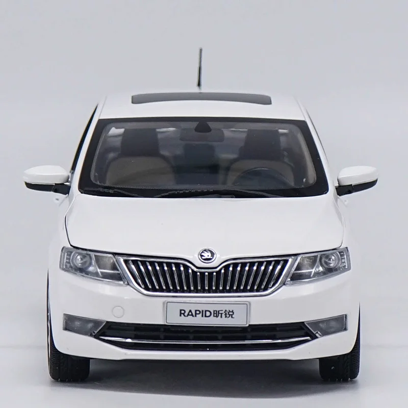 1:18 Skoda Rapid 2018 модель автомобиля из сплава статическая металлическая Оригинальная